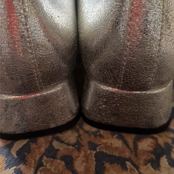 Like new Kelly & Katie Shimmering Silver Flats with Bow size 6. Perfect shoe! - Picture 4 of 9